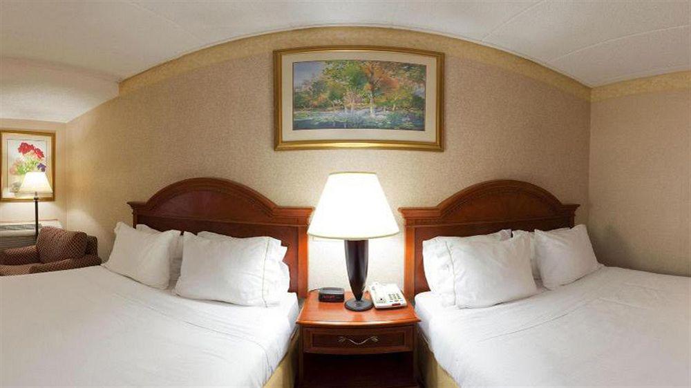 La Quinta Inn & Suites By Wyndham Springfield Bagian luar foto