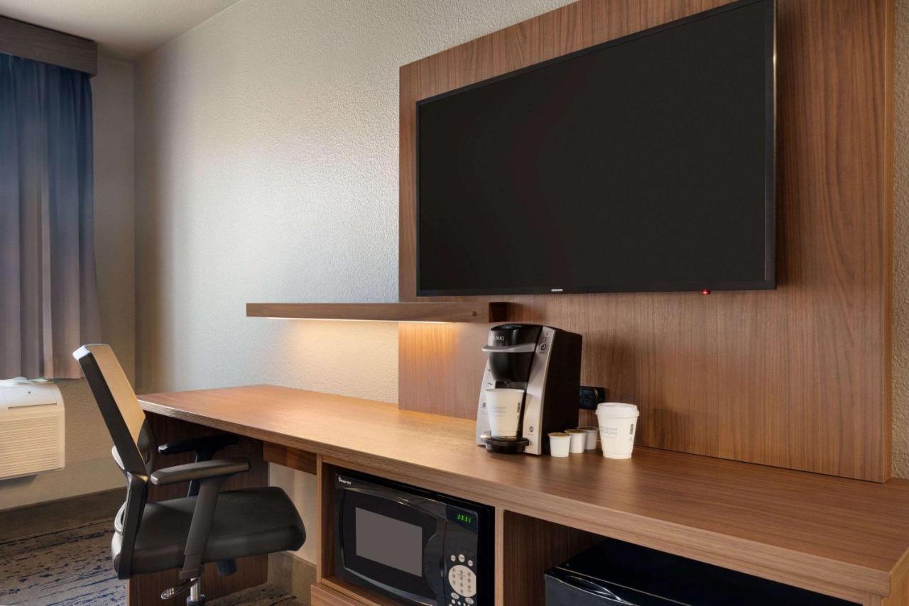 La Quinta Inn & Suites By Wyndham Springfield Bagian luar foto
