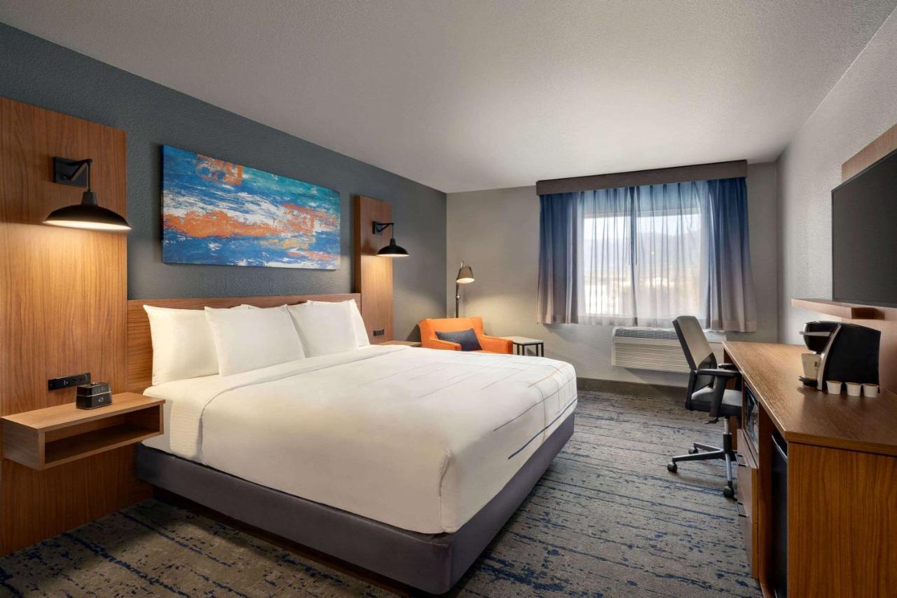 La Quinta Inn & Suites By Wyndham Springfield Bagian luar foto