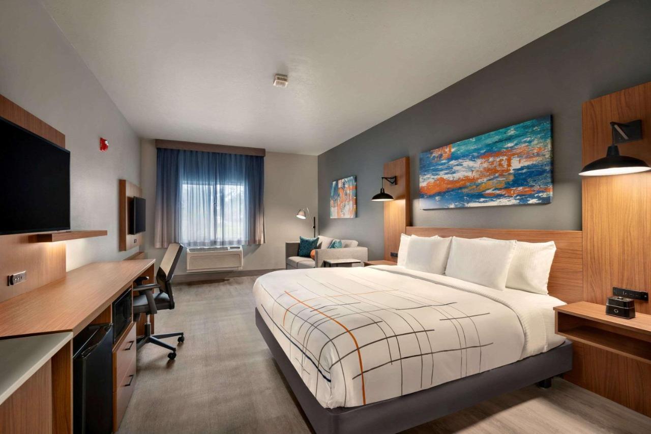 La Quinta Inn & Suites By Wyndham Springfield Bagian luar foto