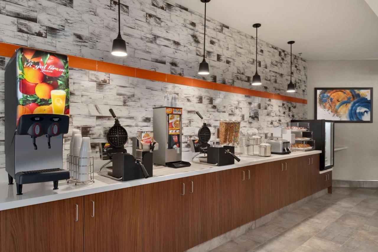 La Quinta Inn & Suites By Wyndham Springfield Bagian luar foto