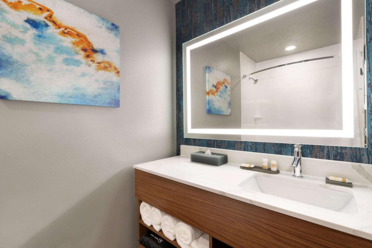 La Quinta Inn & Suites By Wyndham Springfield Bagian luar foto