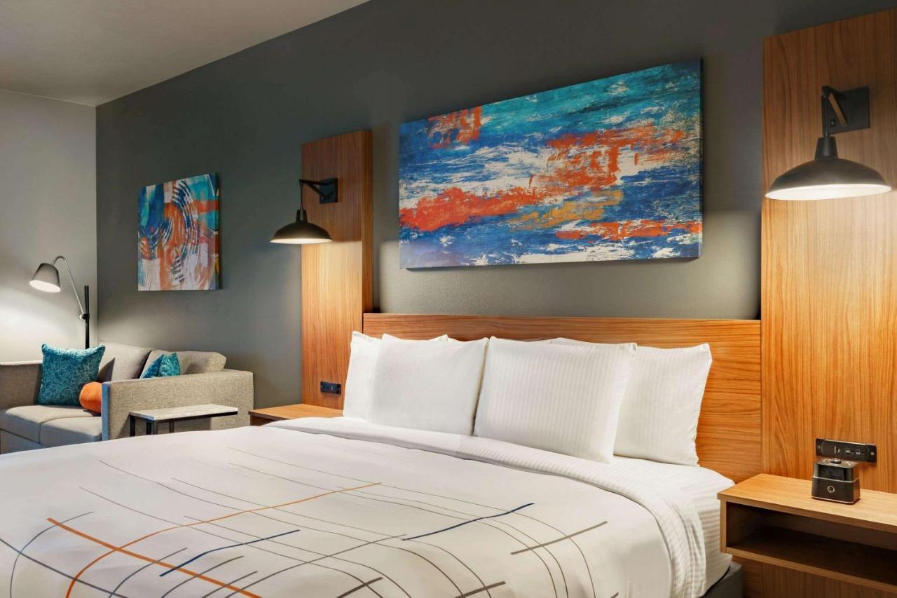 La Quinta Inn & Suites By Wyndham Springfield Bagian luar foto