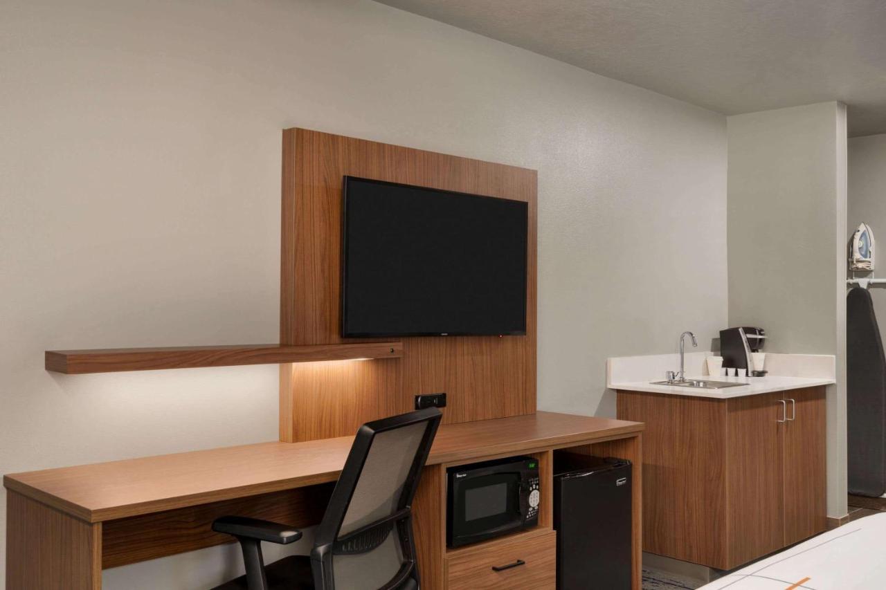 La Quinta Inn & Suites By Wyndham Springfield Bagian luar foto