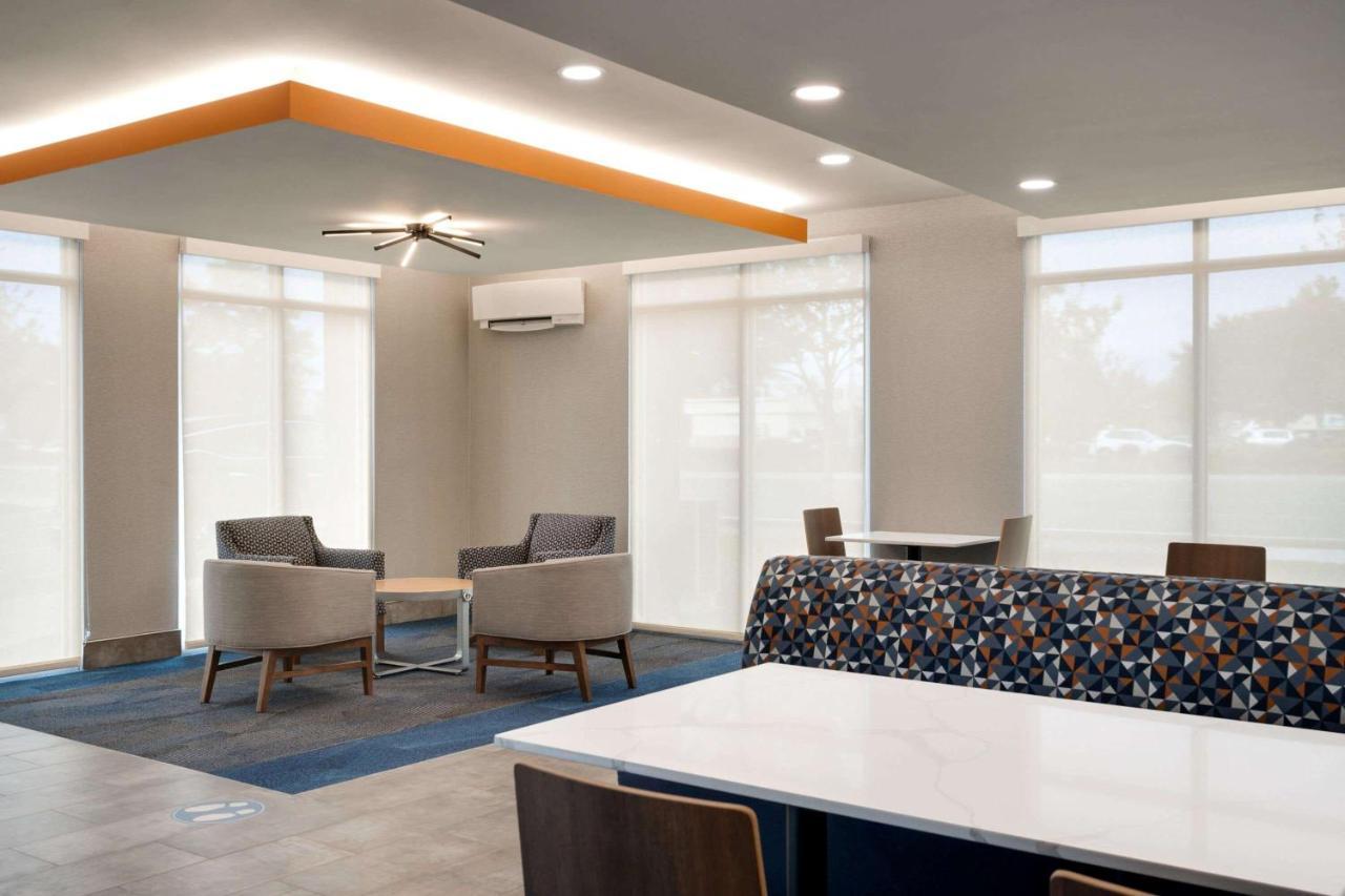 La Quinta Inn & Suites By Wyndham Springfield Bagian luar foto
