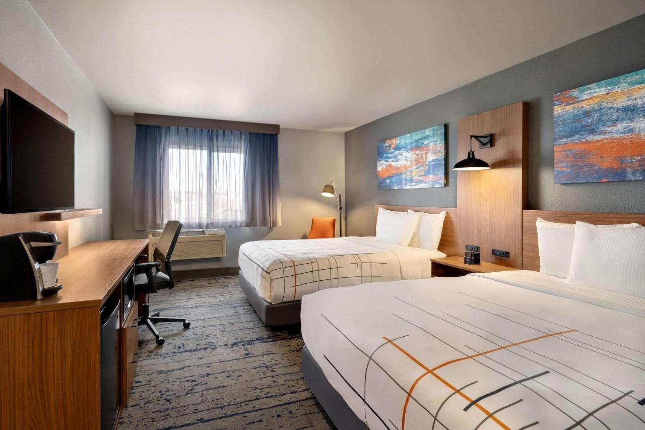 La Quinta Inn & Suites By Wyndham Springfield Bagian luar foto