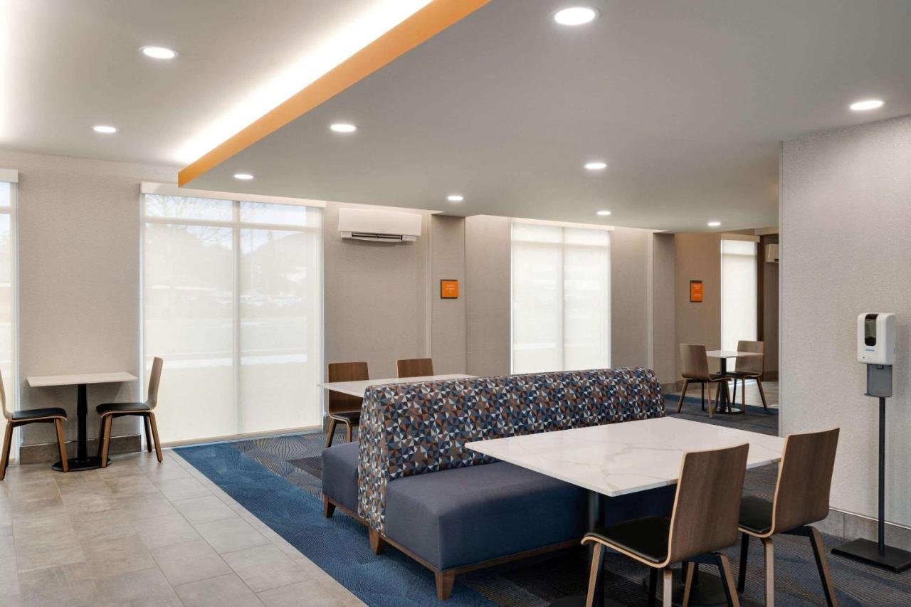 La Quinta Inn & Suites By Wyndham Springfield Bagian luar foto