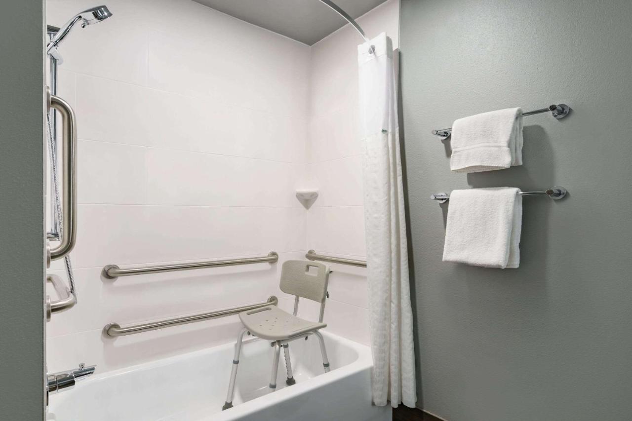 La Quinta Inn & Suites By Wyndham Springfield Bagian luar foto