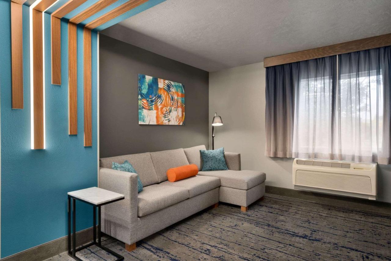 La Quinta Inn & Suites By Wyndham Springfield Bagian luar foto