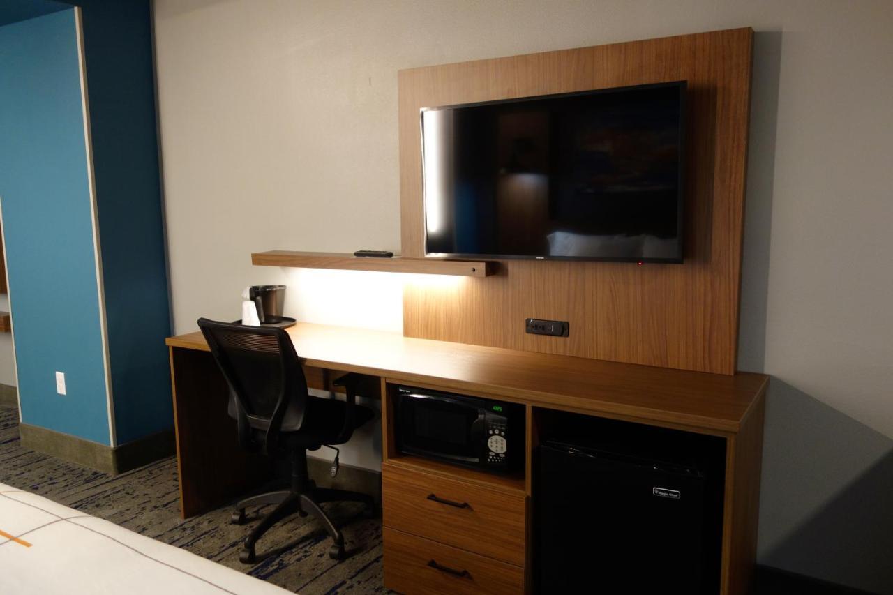 La Quinta Inn & Suites By Wyndham Springfield Bagian luar foto